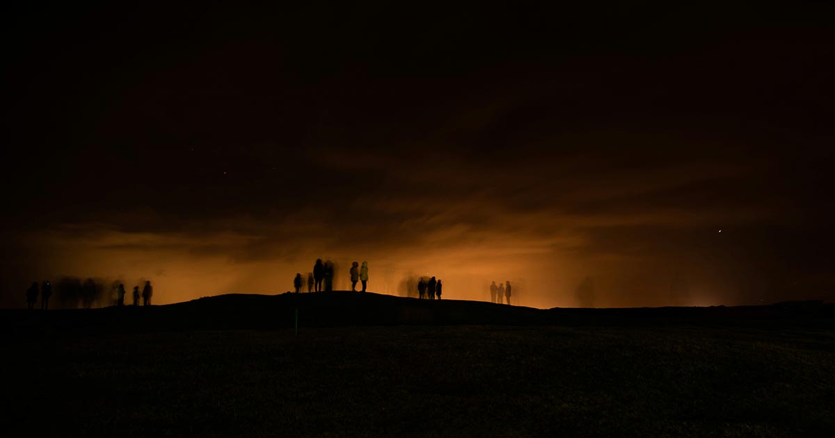 silhouette de personnes sur le désert pendant le coucher du soleil 