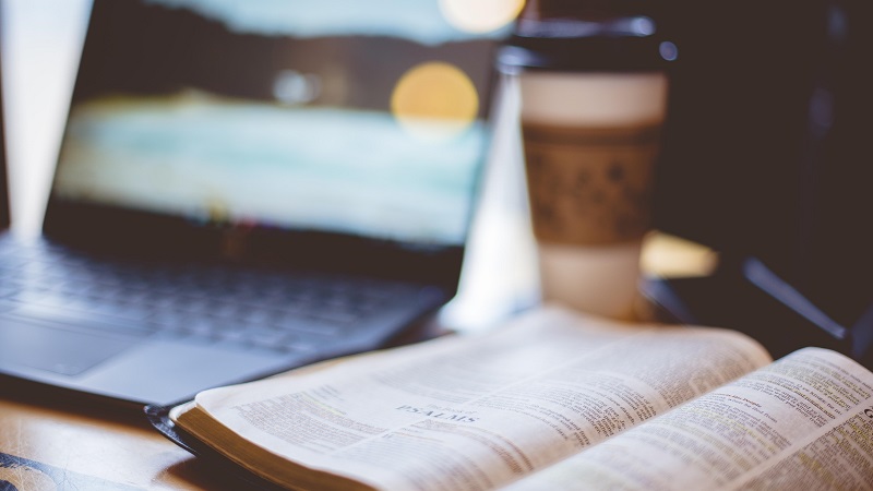 bible ouverte devant ordinateur