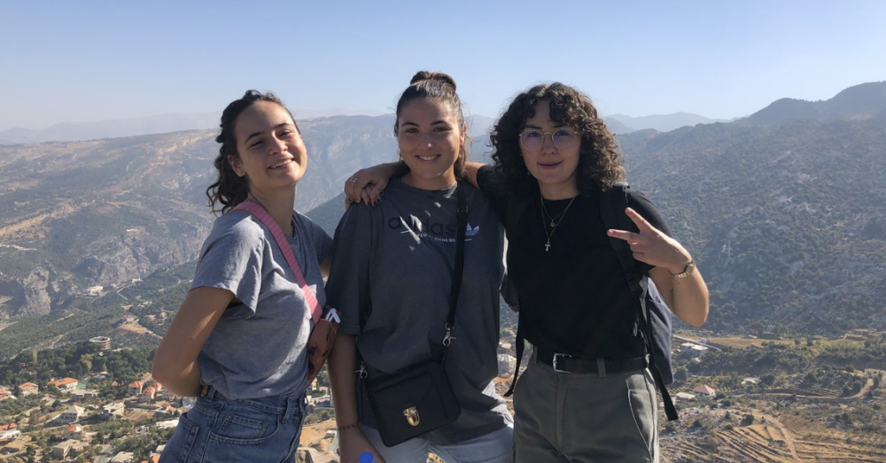 Constance (au centre) et deux amies, au Liban.