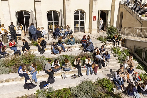 etudiants dans la cour