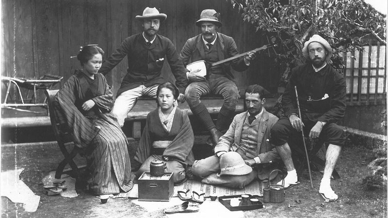 Hugues Krafft, Edouard Krafft, Charles Kessler et Louis Borchard, accompagnés de deux geishas (Nikko), 1882, photographie noir et blanc, collection SAVR / musée Le Vergeur, JN0102. 
