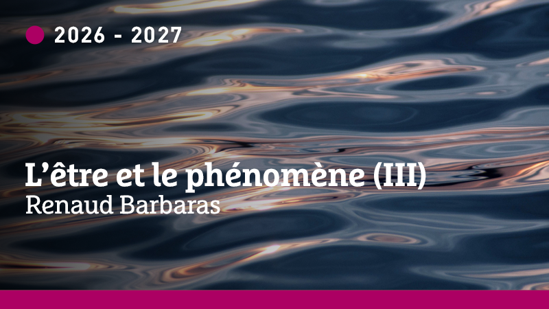 Gros plan des ondes scintillantes de l'eau reflétant la lumière du soleil au coucher du soleil