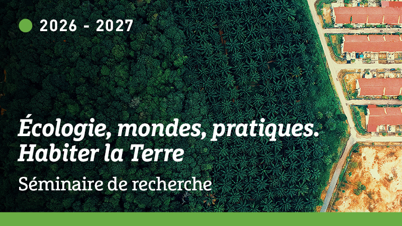 Une vue aérienne le contraste entre la forêt luxuriante et le développement résidentiel adjacent.