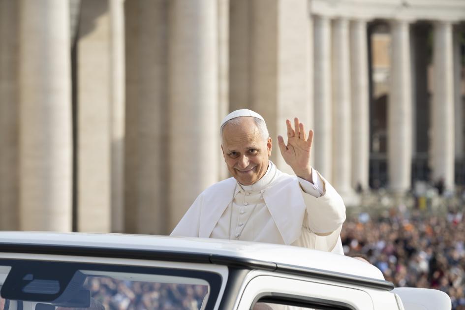 le Saint-Père saluant la foule