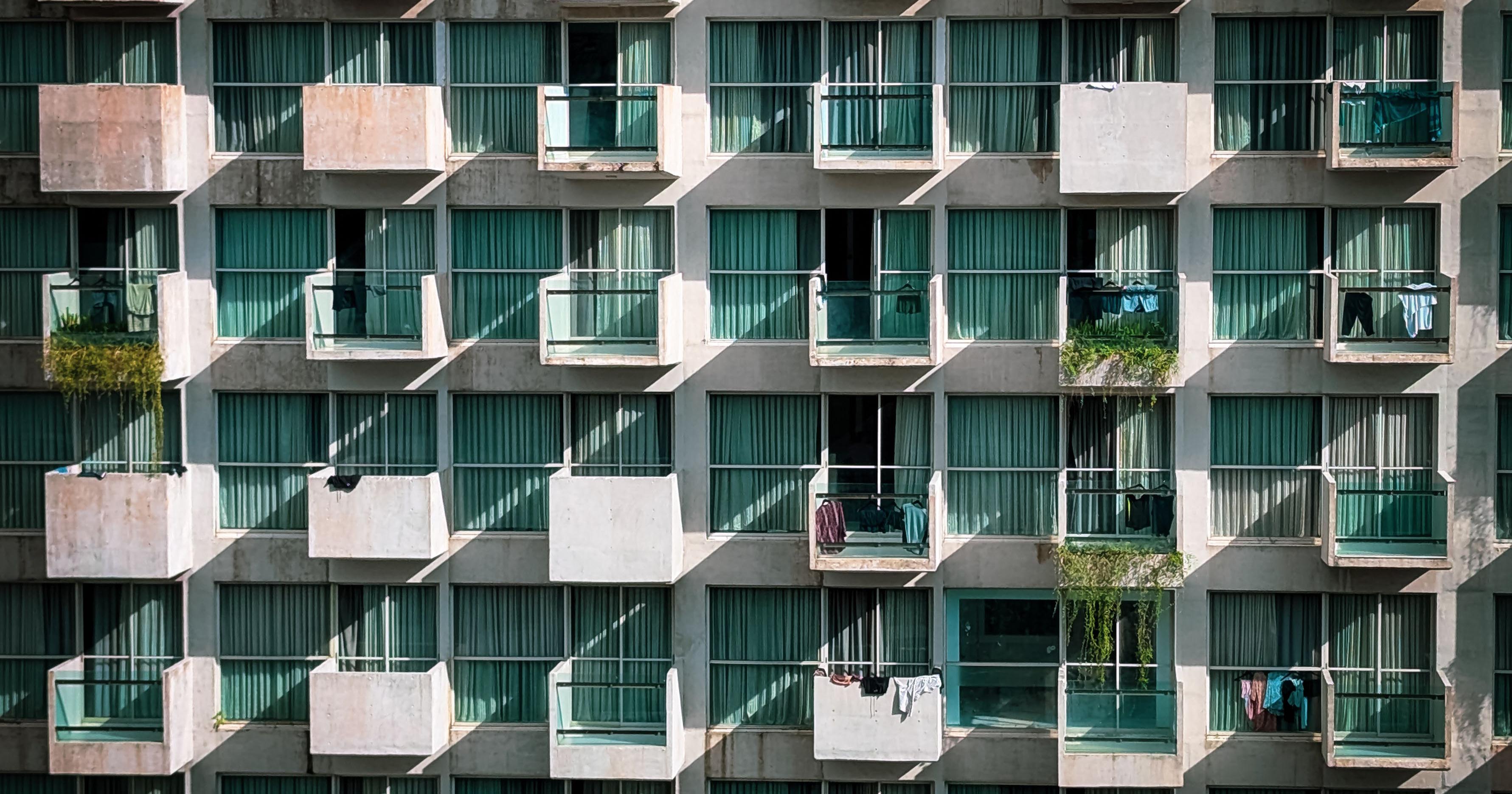 Vue symétrique de balcons d'appartements