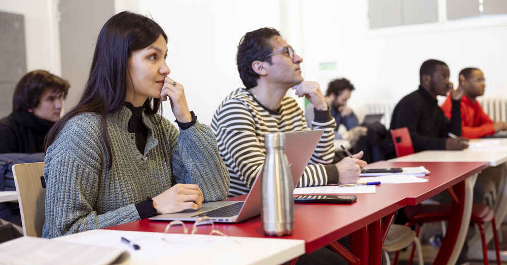 étudiants durant un cours de philosophie 