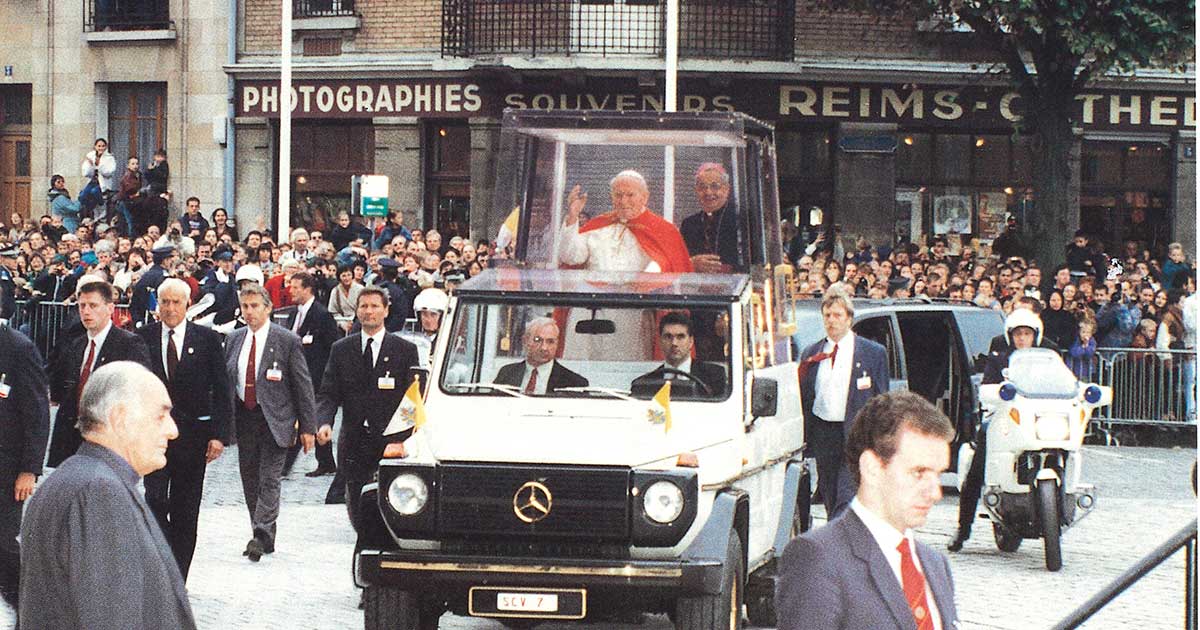 Jean-Paul II, accompagné de Mgr Defois, Archevêque de Reims, rejoint la cathédrale en papamobile le 22 septembre 1996.