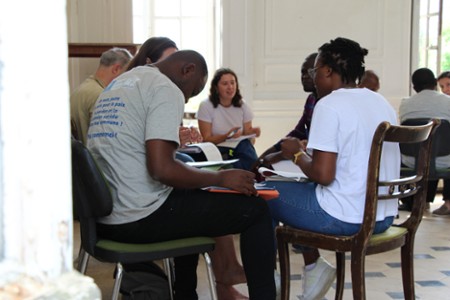 Participants en pleine analyse 